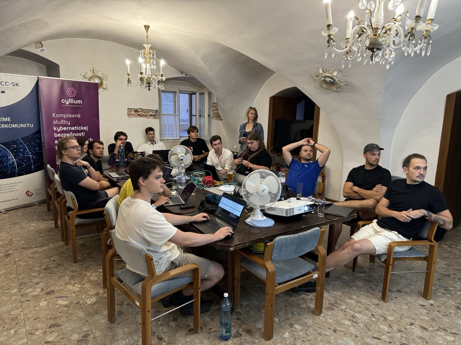 Tréningový bootcamp v kaštieli v Brunovciach - tím pri notebookoch