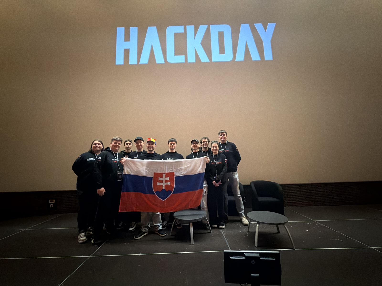 Tím so slovenskou vlajkou pod projekciou HackDay na ESIEE Paris